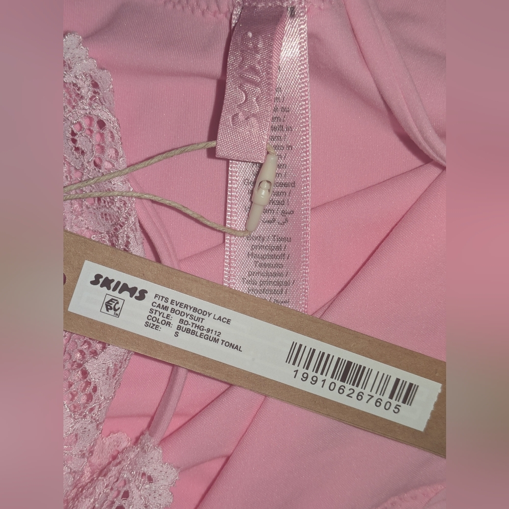 BB1. NWT SKIMS FITS EVERYBODY LACE CAMI BODYSUIT IN BUBBLEGUM TONAL - Picture 7 of 8